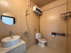 La salle de bains est pourvue d'un lavabo, de toilettes et d'un miroir. dans l'établissement DE MONG SAPA, à Sa Pa
