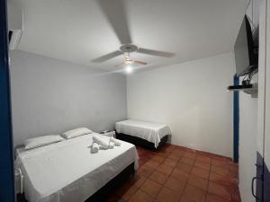 Giường trong phòng chung tại Pousada Praiamar