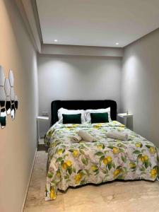 una camera da letto con un letto con copriletto floreale di Dar Esslam Studio Moderne a Casablanca