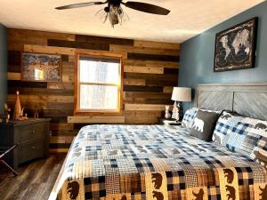 um quarto com uma parede em madeira e uma cama em Blue Beary Delight Newly renovated Near Everything em Sevierville
