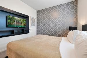 TV tai viihdekeskus majoituspaikassa Soltera Resort w/ Lazy River & Private Pool,Min 2 Disney