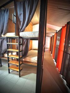 - un couloir dans un dortoir doté de lits superposés dans l'établissement Blasina el valle, à El Valle de Antón