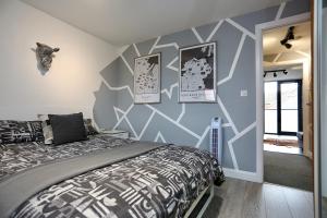 1 dormitorio con 1 cama y un mural en la pared en Neat City Apartment - Secure Parking - WiFi - Sleeps 4 - No Parties, en Belfast
