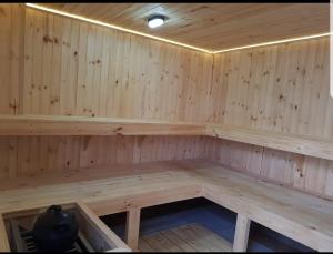 een lege sauna met houten wanden en houten vloeren bij hotel deluxe oasis de la colina in Girardot