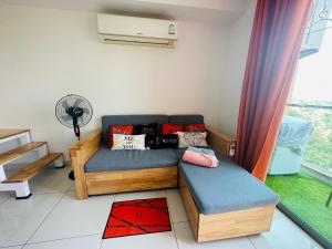 un salon avec un canapé et une fenêtre dans l'établissement Laguna Beach Resort 2-have tub loft room, à Jomtien Beach 42 autres photos