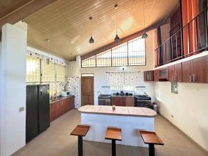 a large kitchen with a island in the middle at Blasina el valle in Valle de Anton
