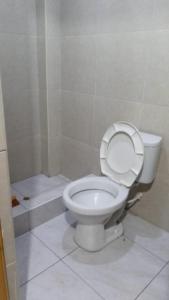 een badkamer met een wit toilet en een douche bij habitacion doble in Cajamarca