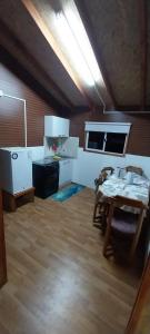 um quarto amplo com uma mesa e uma cozinha em Cabañas Lepihue em Maullín
