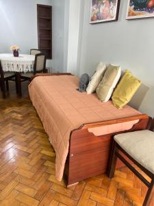 a large bed with pillows on it in a room at Departamento Céntrico San Miguel de Tucuman in San Miguel de Tucumán