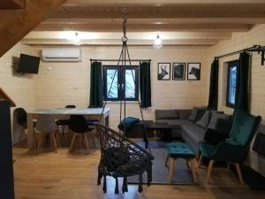- un salon avec un canapé et une table dans l'établissement Sowi Stok, à Sokolec