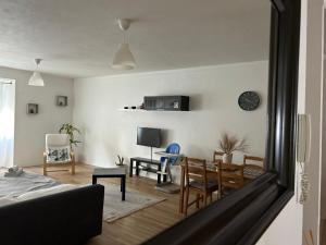 uma sala de estar com um sofá e uma sala de jantar em Marquês de Pombal 55 em Peniche