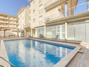 uma piscina em frente a um edifício em Apartamento L'Escala, 2 dormitorios, 6 personas - ES-89-130 em Torroella de Montgrí
