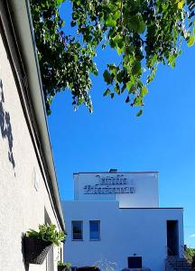 un panneau sur le côté d'un bâtiment dans l'établissement Willa Plażowa, à Rewa