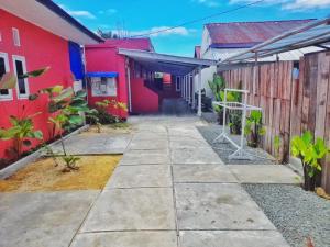 un callejón entre dos edificios con rojo y azul en Baronda Guest House, en Sorong