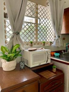 a microwave sitting on a counter in a kitchen at Departamento en el Área de Olas Altas in Mazatlán