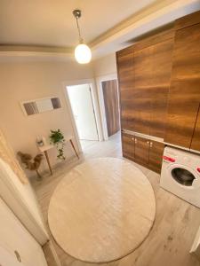 uma cozinha com um grande tapete no chão em Şehrin kalbinde benzersiz ev em Mersin