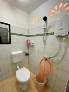uma casa de banho com um WC e um chuveiro em Heaven republic Studio em Kangar