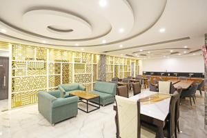 ein Restaurant mit Stühlen und Tischen in einem Zimmer in der Unterkunft Hotel Ambrosia - A Boutique Hotel in Neu-Delhi