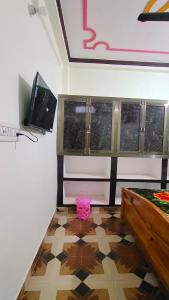 Télévision ou salle de divertissement dans l'établissement Sudama Dham Homestay
