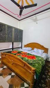 Un ou plusieurs lits dans un hébergement de l'établissement Sudama Dham Homestay
