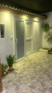 una habitación con puerta y un suelo con plantas en Habitacion en casa familiar en Barranquilla