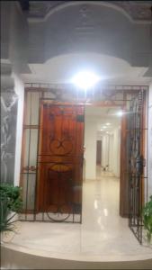 a hallway with a door in a building at Habitacion en casa familiar in Barranquilla