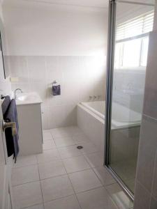 ein Badezimmer mit einer Dusche, einer Badewanne und einem Waschbecken in der Unterkunft Sunrise Retreat in Tamworth