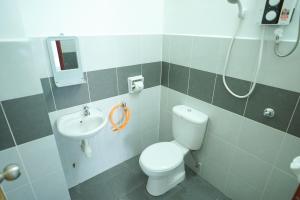 ein Bad mit einem WC und einem Waschbecken in der Unterkunft Seaview Akelinee Apartment 3 in Kuala Terengganu