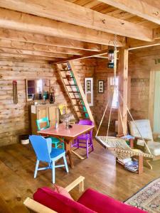 Log Cabin at Naughty Dog Private Island في Winthrop: غرفة مع طاولة وكراسي في كابينة
