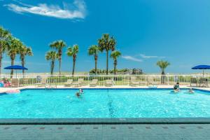 een zwembad in een resort met mensen in het water bij Destin On The Gulf 407 Condo in Destin