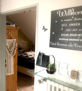 een kamer met een bed en een bord aan de muur bij Auszeit Schluchsee - Fewo Tanja - Oase der Stille - in Schluchsee