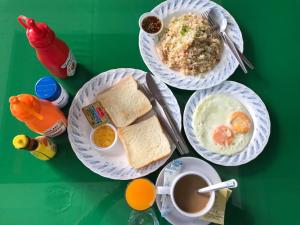 una mesa verde con platos de comida y una taza de café en Green View Village Resort - SHA Plus en Ao Nang Beach