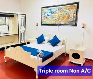 1 dormitorio con 1 cama y una pintura en la pared en Hotel Mount Lanka, en Watumulla
