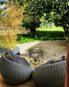 3 grands bols en osier assis sur un patio dans l'établissement Eden palm suite & spa, à Berre-lʼÉtang