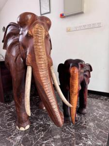 Hotel Sanhida Polonnaruwa في بولوناروا: اثنين من تماثيل الأفيال تقف بجانب بعضها البعض