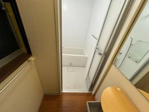 a small room with a small bathroom with a window at アンドステイ浮間3丁目 in Tokyo