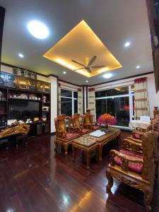 uma sala de estar com uma mesa e cadeiras e um tecto em Ngọc Phương Anh Homestay Huế em Hue