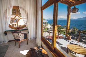 Cette chambre dispose d'un balcon avec vue sur l'océan. dans l'établissement Kula Maya Boutique Hotel and Spa, à San Marcos La Laguna