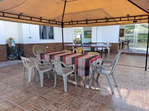 einen Tisch und Stühle in einem Zimmer mit Zelt in der Unterkunft Finca La Primavera in Manizales