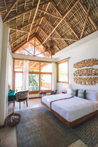 1 dormitorio con 1 cama grande y techo de madera en Kula Maya Boutique Hotel and Spa, en San Marcos La Laguna