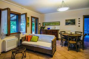 Lentisco terra e mare في بورتو أزورو: غرفة معيشة مع أريكة وطاولة