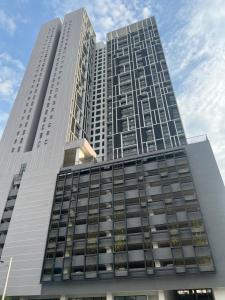 un edificio alto de color blanco con muchas ventanas en Chambers suites, en Kuala Lumpur
