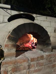 un horno de ladrillo con un trozo de carne. en Huaka Hostal en Cafayate