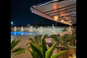 - une cour avec une piscine ouverte la nuit dans l'établissement Shalom Farmhouse Imphal, à Imphal