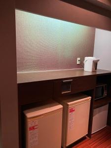una cucina con 2 frigoriferi e piano di lavoro di Hotel JOYCE a Saijō-chō
