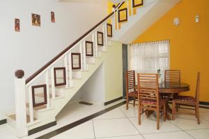 comedor con mesa y escalera en ORANGE VALLEY TOWN RESIDENCY, en Trivandrum