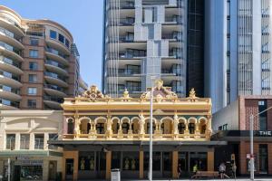 een gebouw in een stad met hoge gebouwen bij The Rosella Suite—Boutique Living in Sydney
