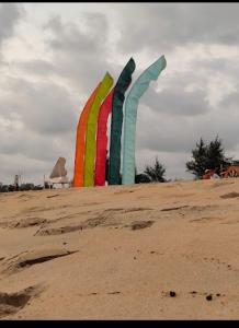 un gruppo di aquiloni nella sabbia su una spiaggia di Sea pearl Homestay Kasarkod Honnavara a Kāsarkod