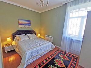 um quarto com uma cama e um lustre em Bereket villa and aparts em Gabala