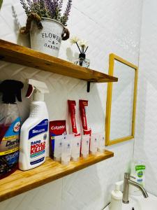 un estante con cepillos de dientes y otros productos de baño. en La Maison - Homestay near Clark Airport, en Ángeles